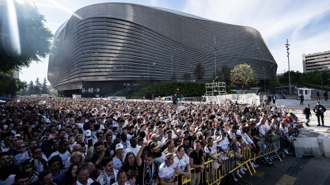 14/09/2024 Cientos de personas esperan la llegada de los jugadores en el Santiago Bernabéu. Foto de archivo.