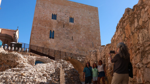 Una família es fotografia davant la torre del Pretori de Tarragona.