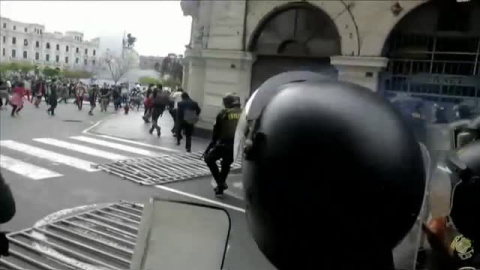 Enfrentamientos en las calles de Lima tras la destitución del presidente Vizcarra