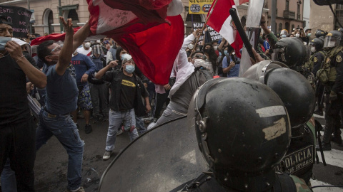 La policía dispersa a manifestantes que marchan hacia el Palacio de Gobierno y el Palacio Legislativo en Lima (Perú).