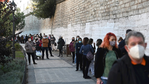 Varias personas esperan para realizarse un test serológico en Torrejón de Ardoz, este martes