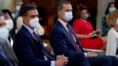 El rey Felipe VI (d) y el presidente del Gobierno, Pedro Sánchez (i) durante las celebraciones del 75 aniversario de la fundación de la ONU en el Palacio de El Pardo. EFE/J.J. Guillén POOL