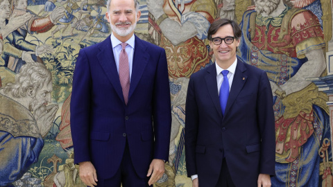 El rei Felip VI i el president del Govern, Salvador Illa, al Palau de la Zarzuela.