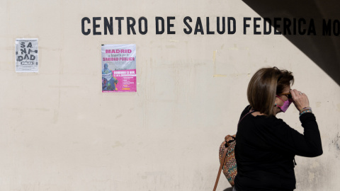 Una mujer pasa por delante del Centro de Salud Federica Montseny del Servicio de Urgencias de Atención Primaria, a 7 de noviembre de 2022, en Madrid.