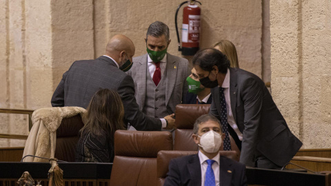 El consejero de Hacienda, Juan Bravo, con el diputado de Vox, Rodrigo Alonso, en una imagen de 23 de diciembre de 2020 durante la aprobación del Presupuesto de 2021. - María José López - Europa Press - Archivo