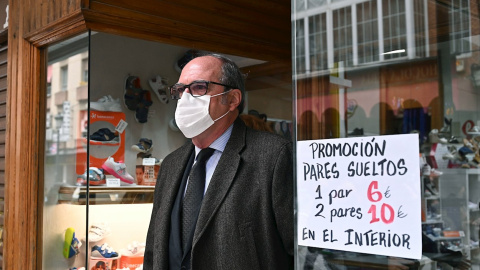 El candidato del PSOE a la Presidencia de la Comunidad de Madrid, Ángel Gabilondo, sale de un establecimiento de Alcorcón durante su visita al municipio madrileño.