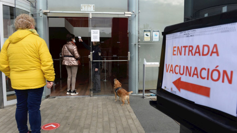 Varios ciudadanos hacen cola para vacunarse contra la covid-19 en el centro cultural Miguel Delibes de Valladolid, este jueves.