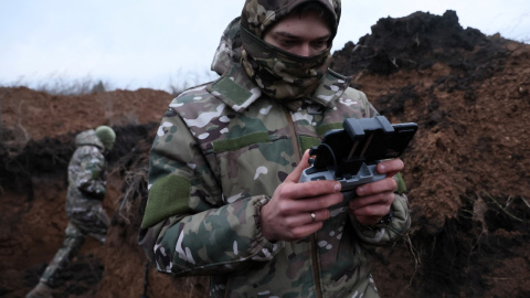 Dos soldados ucranianos prueban un dron armado cerca de Bakhmut (Ucrania).