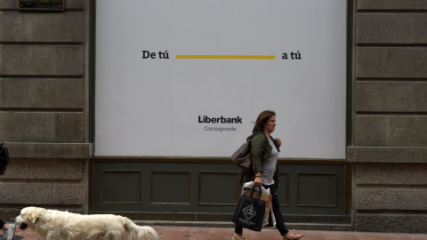 Una mujer pasa frente a la sede de Liberbank en Oviedo. REUTERS