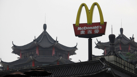 Un cartel de un restaurante McDonald's junto a una casa tradicional china en la localidad of Shenzhen, donde se abrió el primer establecimiento de la cadena de comida rápida. REUTERS/Bobby Yip