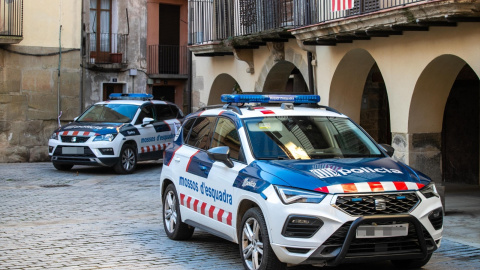 Dos coches de los Mossos. Archivo.