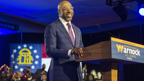 El senador demócrata de EE. UU. Raphael Warnock habla en una fiesta de vigilancia nocturna electoral después de ser reelegido para el Senado en Atlanta