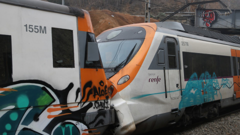 07/12/2022 - Imatge de l'encastament de dos trens de Renfe a l'estació de Montcada i Reixac.