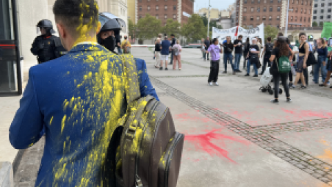 Diversos centenars de persones es mobilitzen contra el saló immobiliari The District