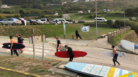 20/9/24 Surfistas de la playa de As Salseiras, en la localidad de Caión, en Arteixo (A Coruña)