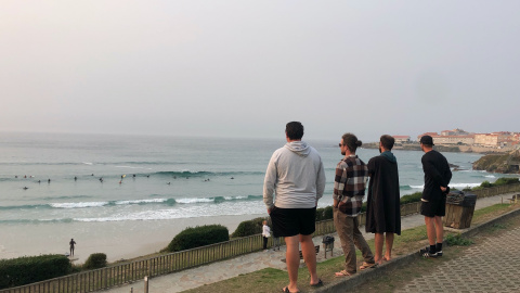 20/9/24 Varias personas observan a los surfistas de la playa de As Salseiras, en la localidad de Caión, en el municipio coruñés de Arteixo.