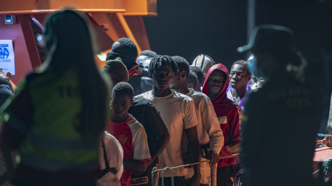 Migrantes llegan a bordo de la Guardamar Calliope al puerto de La Restinga tras ser rescatados, a 20 de septiembre de 2024, en El Hierro, Canarias.