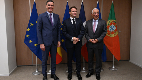 El presidente del Gobierno, Pedro Sánchez, el pasado 20 de octubre en Bruselas en un encuentro con el presidente de la República Francesa, Emmanuel Macron, y el primer ministro de la República Portuguesa, António Costa.