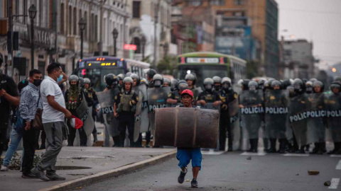 Operativo policial en Lima, Perú, para evitar enfrentamientos entre simpatizantes y opositores de Pedro Castillo.