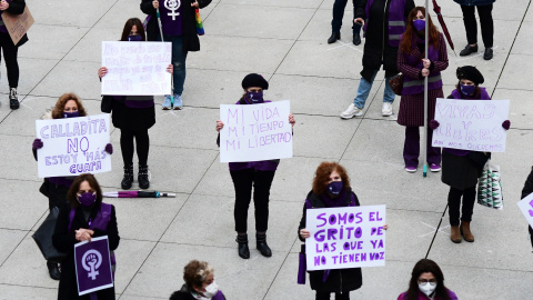 Varias mujeres participan en una concentración feminista convocada por la Comisión 8M en Santander