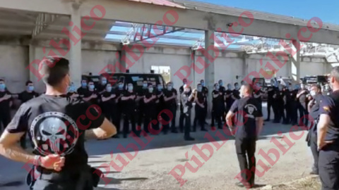 Los policías entrenados para las UIP en el Centro de La Enyra entonan el himno del "uipero" al final de la instrucción. A la izquierda, uno luce la camiseta de "El Castigador".