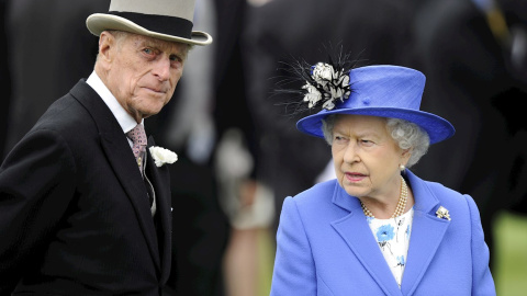 Fotografía de archivo de junio de 2012 del duque de Edimburgo junto a la reina Isabel II.