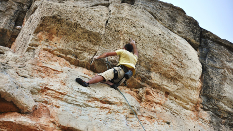 Un escalador en una de les moltes vies de Siurana, al Priorat.