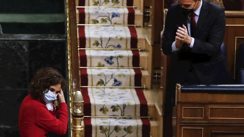 El presidente del Gobierno, Pedro Sánchez (d) aplaude a la ministra de Hacienda, María Jesús Montero (i) tras su intervención en el Pleno del Congreso que debate este miércoles el proyecto de ley de presupuestos generales del Estado para 2021.