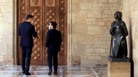 El presidente de la Generalitat, Pere Aragonès, recibe al presidente del Gobierno, Pedro Sánchez, a su llegada al Palau de la Generalitat en Barcelona.