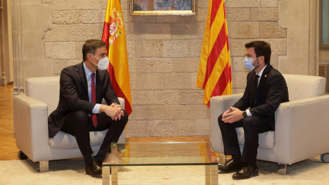 El presidente de la Generalitat, Pere Aragonès, y el presidente del Gobierno, Pedro Sánchez, en el Palau de la Generalitat en Barcelona.