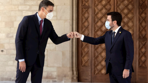 El presidente de la Generalitat, Pere Aragonès, recibe al presidente del Gobierno, Pedro Sánchez, a su llegada al Palau de la Generalitat en Barcelona.