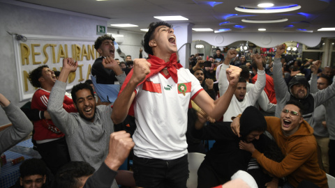 Seguidores de la selección de Marruecos celebran la victoria ante España en el Mundial de Catar en un bar de El Ejido, Almería, a 6 de diciembre de 2022.