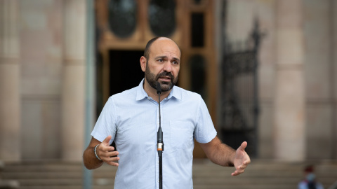 El vicepresidente de Òmnium, Marcel Mauri, interviene ante los medios tras acompañar al conseller de Empresa y Trabajo de la Generalitat para declarar por presunta desobediencia.