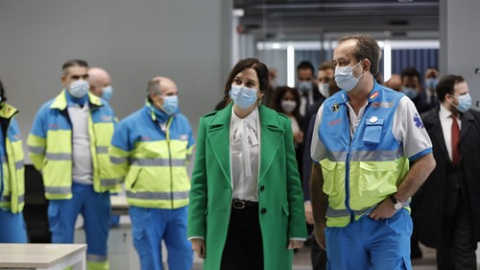 La presidenta de la Comunidad de Madrid, Isabel Díaz Ayuso, junto a trabajadores del SUMMA 112 durante la inauguración del Hospital Isabel Zendal, nuevo recurso de la sanidad pública madrileña, en Madrid (España), a 1 de diciembre de 2020.