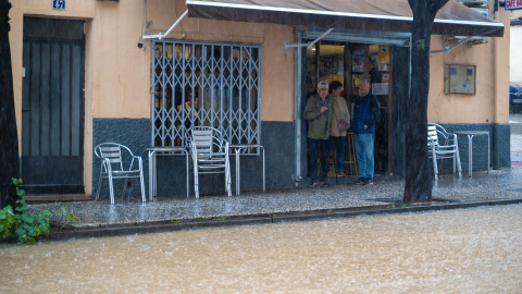 22/09/2024 Varias personas observan las inundaciones provocadas por la lluvia. Foto de archivo.