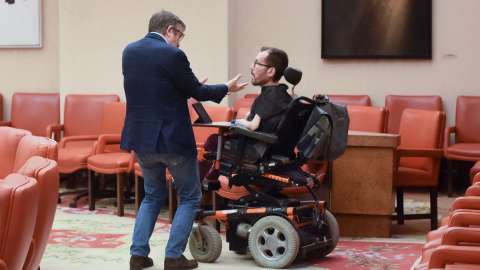 20/09/2022.- El portavoz del grupo socialista en el Congreso, Patxi López, conversa con su homólogo de Unidas Podemos, Pablo Echenique. Gustavo Valiente / Europa Press