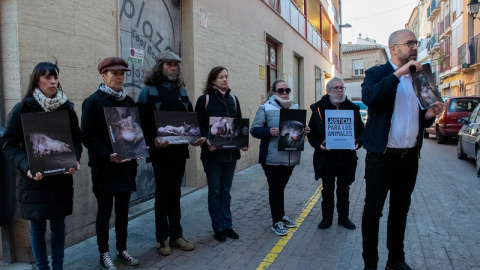 La Fundación Igualdad Animal acusa a los responsables de la granja de 14 delitos de maltrato animal y reclama para ellos una pena de tres años de prisión.