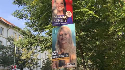 Carteles de las candidatas del Partido Socialdemócrata de Alemania (SPD) y la formación ultraderechista Alternativa para Alemania (AfD)  para las elecciones regionales de Brandeburgo