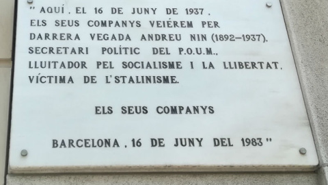 La placa destinada a recordar Andreu Nini i a denunciar el seu assassinat per l'estalinisme.