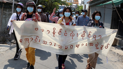 Los manifestantes sostienen una pancarta que dice "Toda la Federación de Sindicatos de Estudiantes de Birmania'' durante una protesta antimilitar en Mandalay, Myanmar, 09 de abril de 2021.