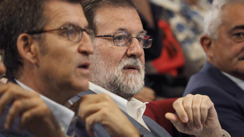 El presidente del Gobierno , Mariano Rajoy,c, acompañado por el presidente de la Xunta de Galicia, Alberto Núñez Feijóo, durante el acto conmemorativo del 40 aniversario del grupo hotelero Hotusa, celebrado hoy en Chantada. EFE/Eliseo Trigo