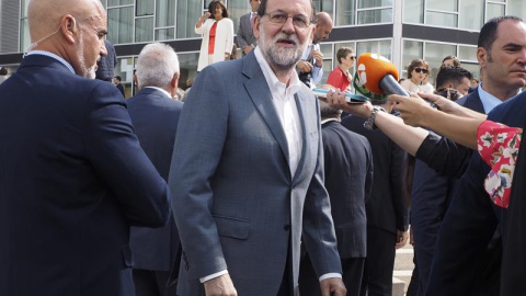 El presidente del Gobierno , Mariano Rajoy, a su llegada a la localidad de Chantada donde asistió a la conmemoración del 40 aniversario del grupo hotelero Hotusa. EFE/Eliseo Trigo