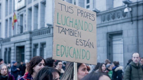 Dos personas sostienen un cartel durante una manifestación por una educación pública y de calidad, a 27 de febrero de 2024.