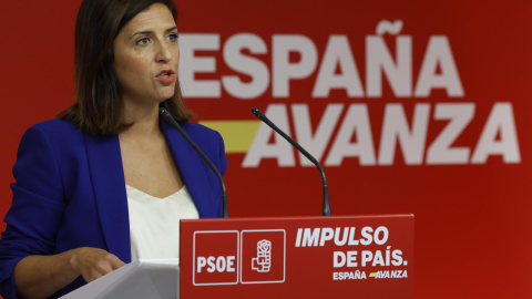 La portavoz del PSOE Esther Peña, durante la rueda de prensa ofrecida este lunes en la sede de Ferraz.