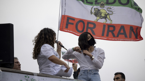 Imagen de archivo de dos manifestantes durante una de las concentraciones contra la vulneración de derechos en Irán.