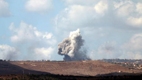 El humo se eleva tras un ataque aéreo israelí que tuvo como objetivo una aldea libanesa, visto desde la Alta Galilea, en el norte de Israel, el 23 de septiembre de 2024.