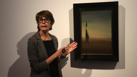 La directora de la Fundació Gala-Salvador Dalí, Montse Aguer, presenta el quadre adquirit a Londres i exposat al Museu de Figueres.