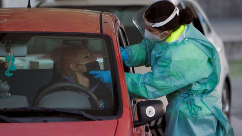 Personal sanitario toma de muestras para análisis de Covid19, este miércoles en el Hospital Alvaro Cunqueiro de Vigo, al que acuden personas convocadas por el Sergas.