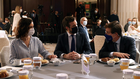 La presidenta de la Comunidad de Madrid, Isabel Díaz Ayuso (i) y el alcalde de Madrid, José Luis Martínez-Almeida (d) conversan con el líder del PP, Pablo Casado (c) durante el desayuno informativo del Fórum Europa la pasada semana en Madrid. (7-9-20