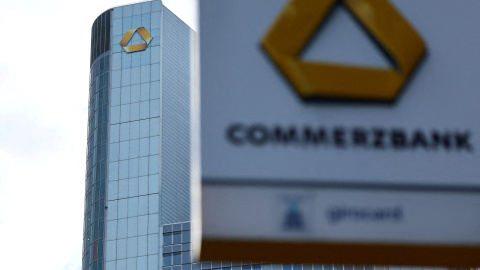 El logo de Commerzbank en una sucursal del banco alemán, cerca de su sede central, en Fráncfort. REUTERS/Kai Pfaffenbach